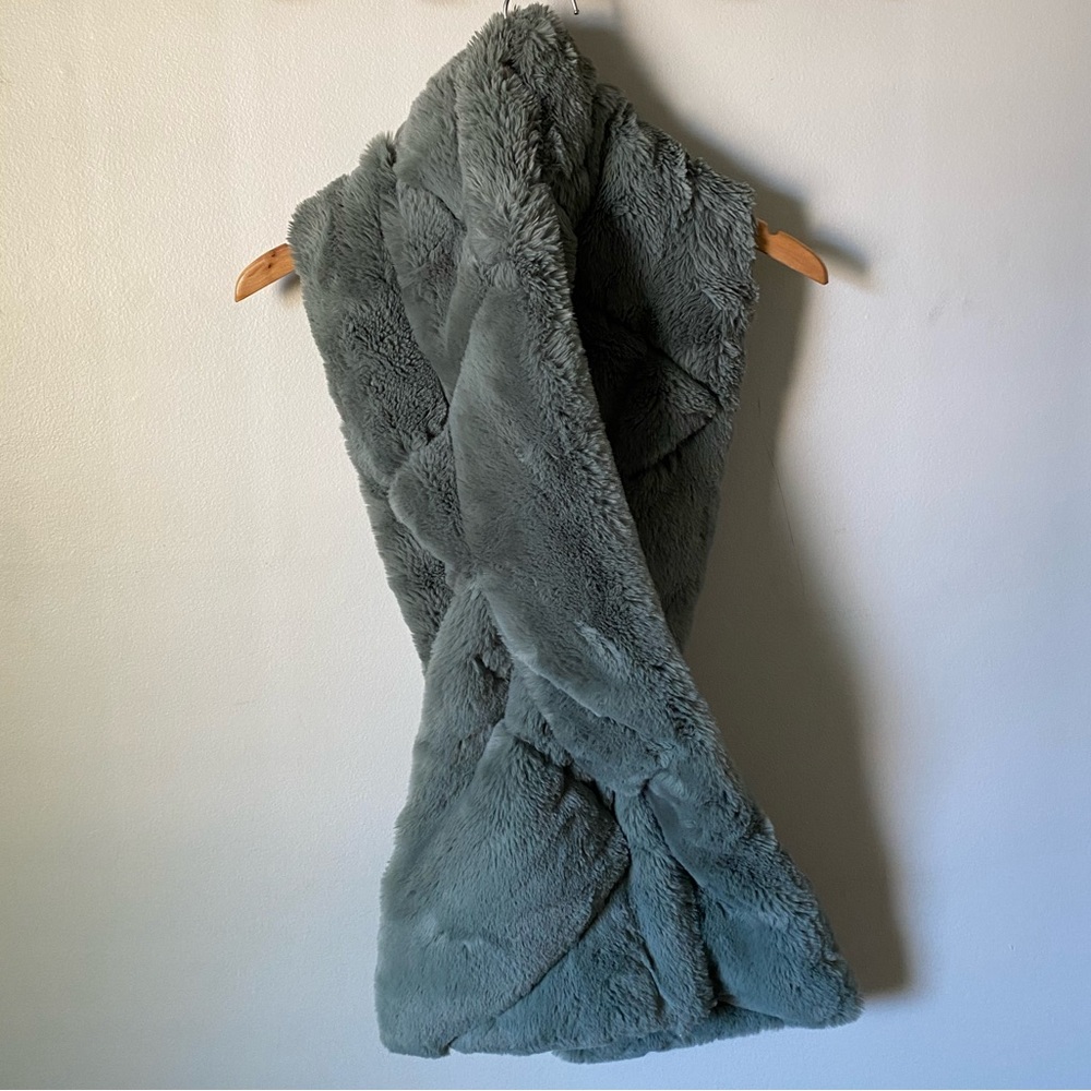 NWOT Sosken Faux Fur Down Scarf